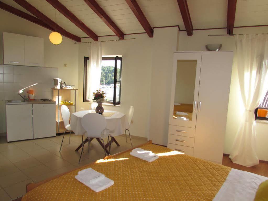 Guest House Pina Ровин Екстериор снимка