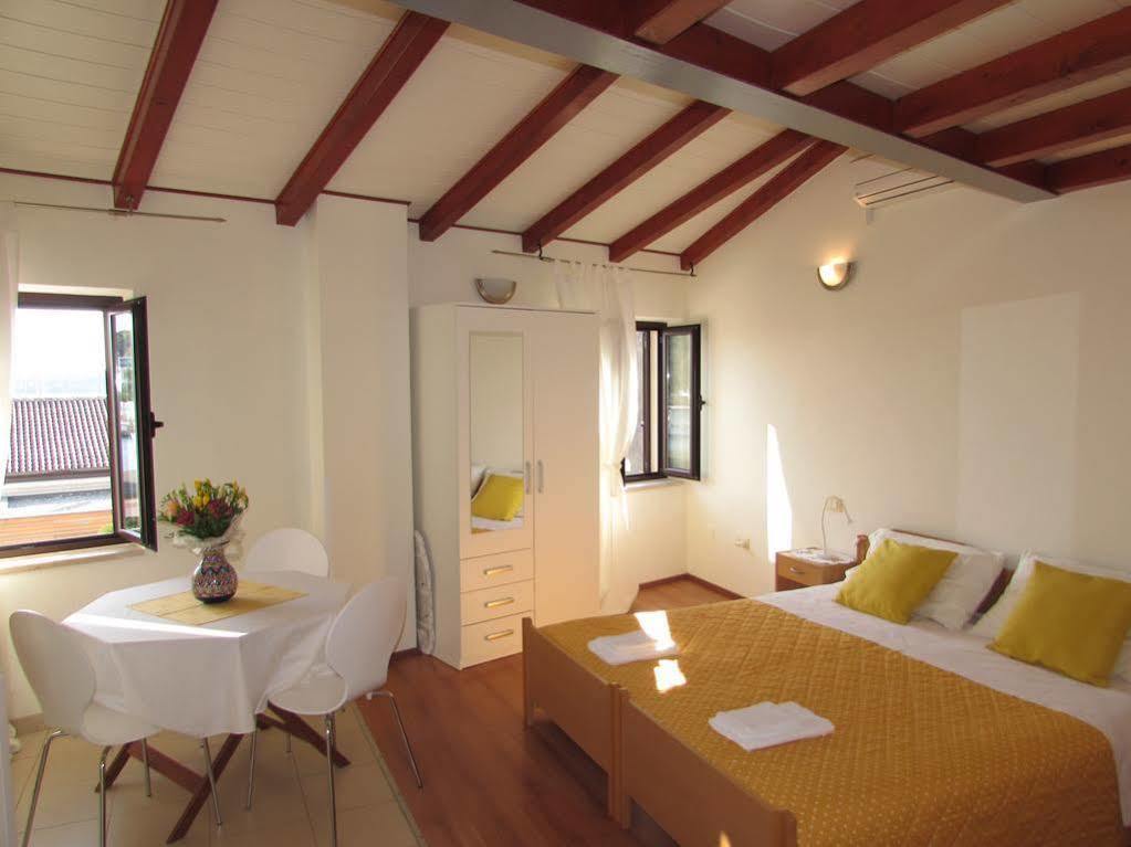 Guest House Pina Ровин Екстериор снимка