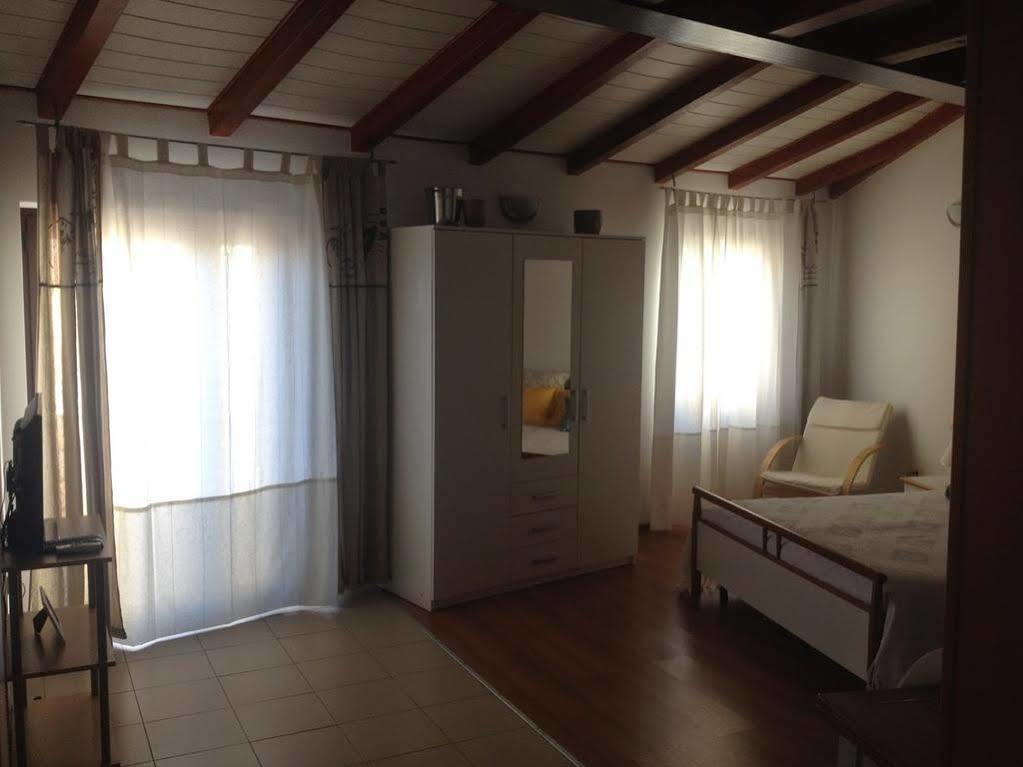 Guest House Pina Ровин Екстериор снимка